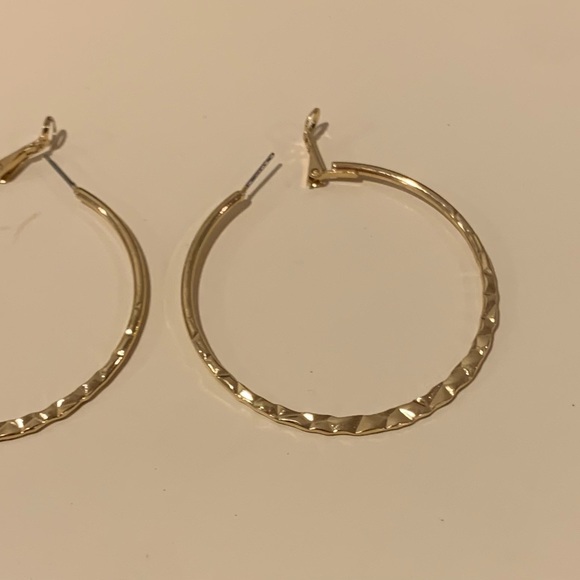 2 pairs of beautiful earrings! Really cute and ready to go! See details below - Picture 3 of 7